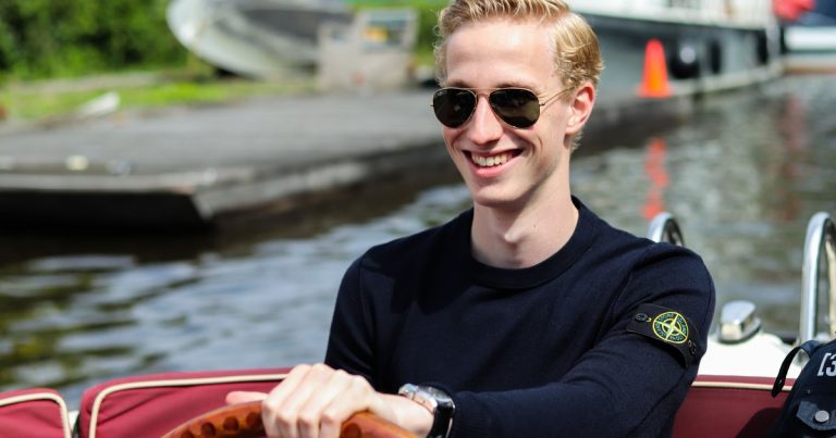 Sloep op een smal vaarwater in Nederland
