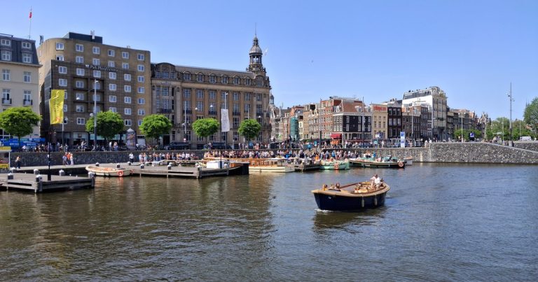 Verken de levendige grachten van Amsterdam met historische architectuur en een bruisende sfeer.