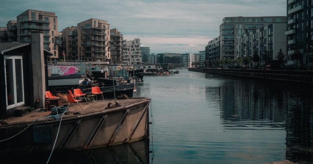 Moderne appartementen langs een gracht in Kopenhagen, Denemarken