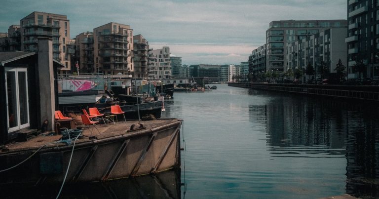 Moderne appartementen langs een gracht in Kopenhagen, Denemarken