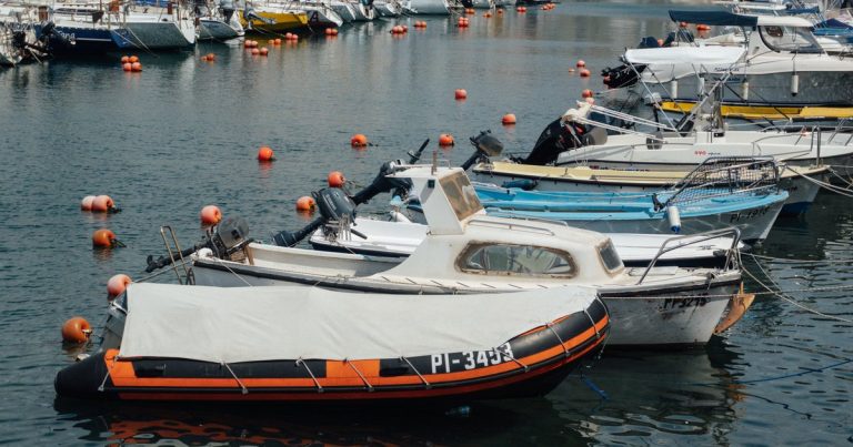 Boten afgemeerd in de schilderachtige jachthaven van Piran, Slovenië