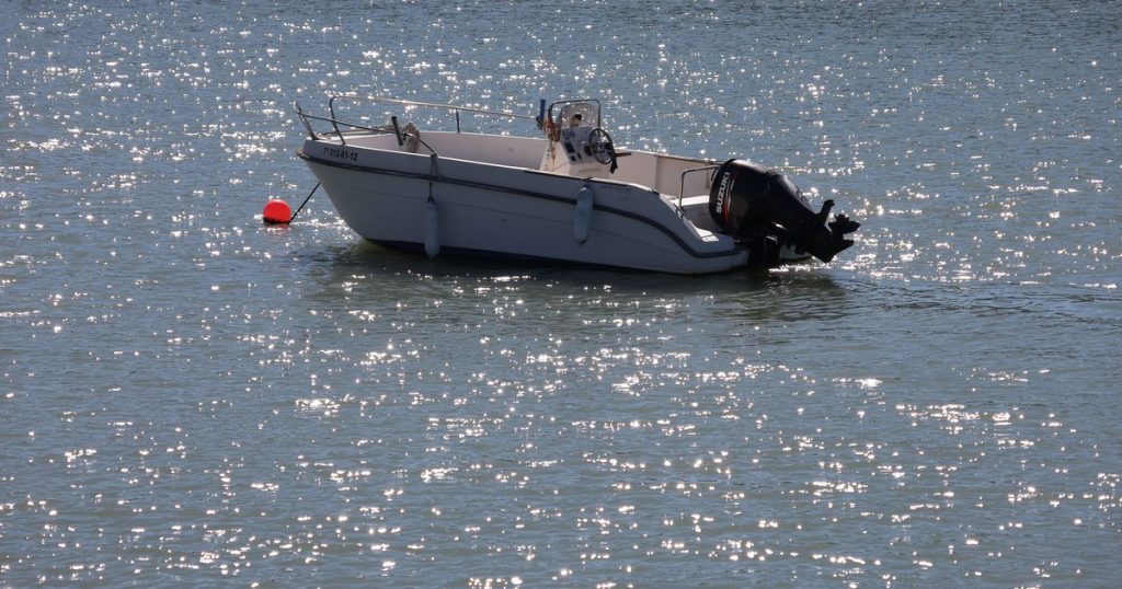 Een rustige boot drijft op een zonnige rivier bij El Puerto de Santa María