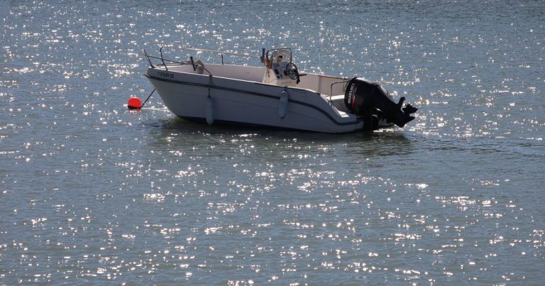 Een rustige boot drijft op een zonnige rivier bij El Puerto de Santa María