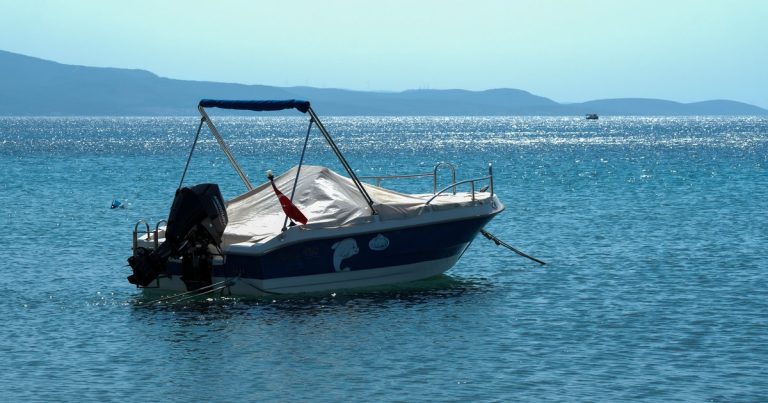 Een kleine motorboot voor anker op rustig blauw water