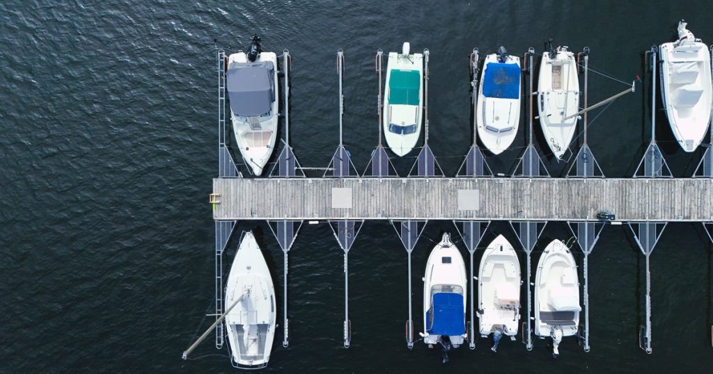 Boten in hun box aan de steiger van een jachthaven, gezien van bovenaf