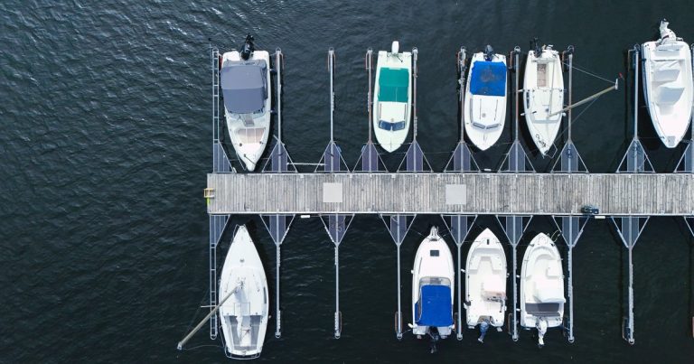 Boten in hun box aan de steiger van een jachthaven, gezien van bovenaf