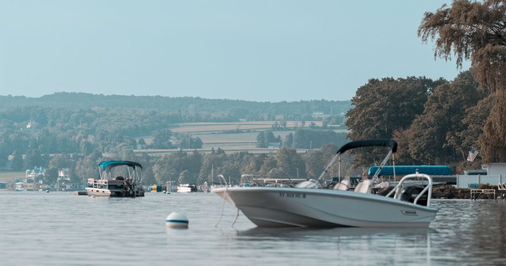 Een boot op een meer met beboste oevers