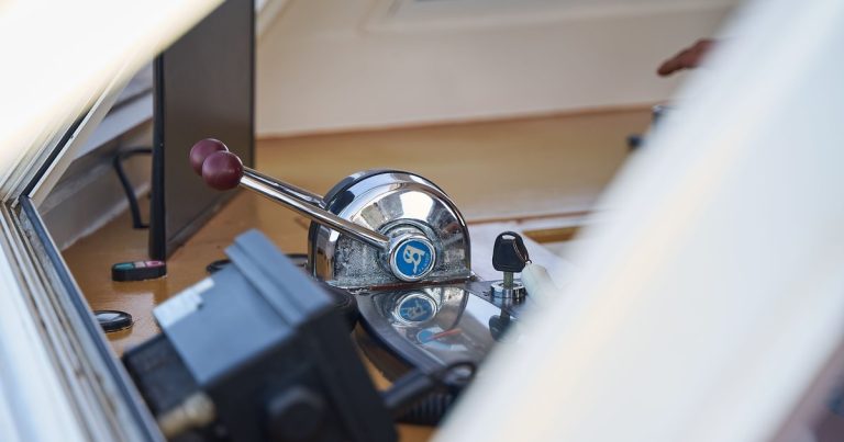 Close-up van de gashendels aan boord van een boot