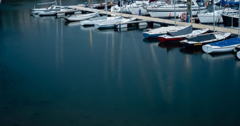 Zeilboten in een rustige jachthaven