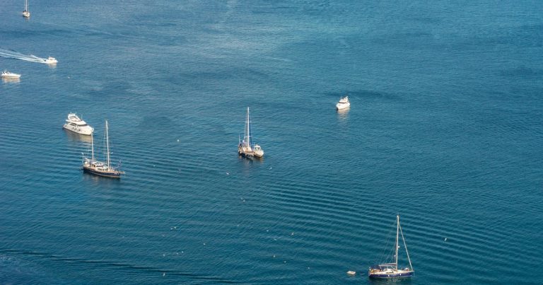 Zeilboten en jachten op blauw water, gezien vanuit de lucht