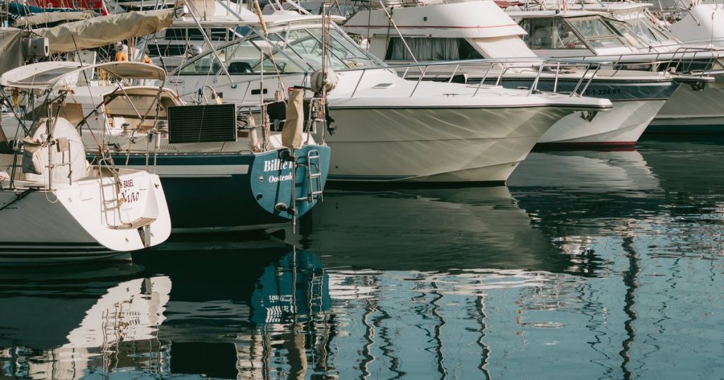 Jachten afgemeerd in de rustige haven van San Sebastián de La Gomera, Canarische Eilanden