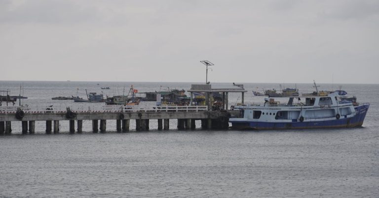 Schilderachtig uitzicht op een steiger met vissersboten op een bewolkte dag aan zee