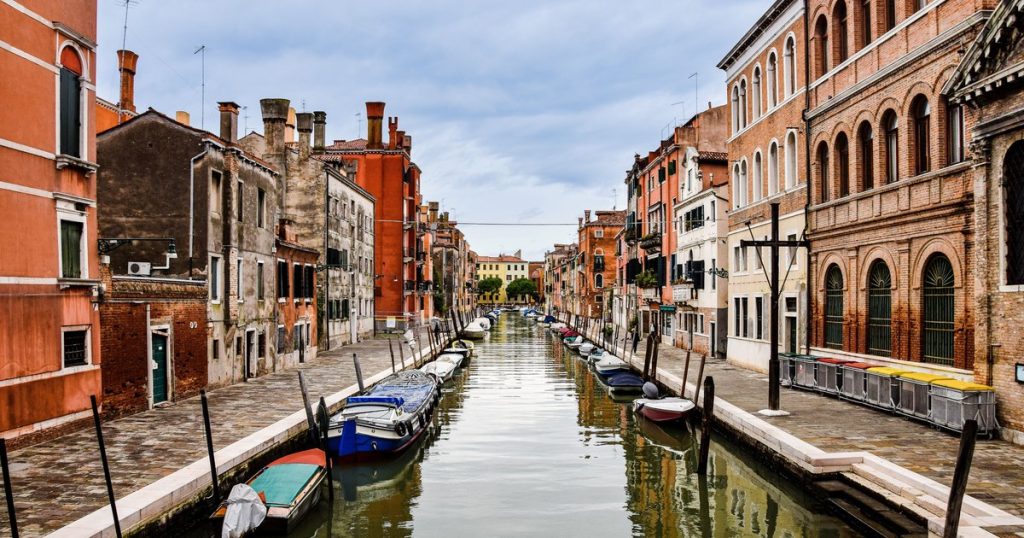 Schilderachtig uitzicht op een Venetiaans kanaal met afgemeerde boten en historische gebouwen
