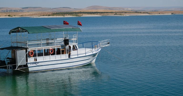 Rustig tafereel van een boot op de rivier de Eufraat bij Şanlıurfa, Turkije, op een heldere dag