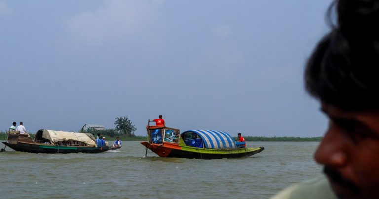 Felgekleurde boten op een rivier