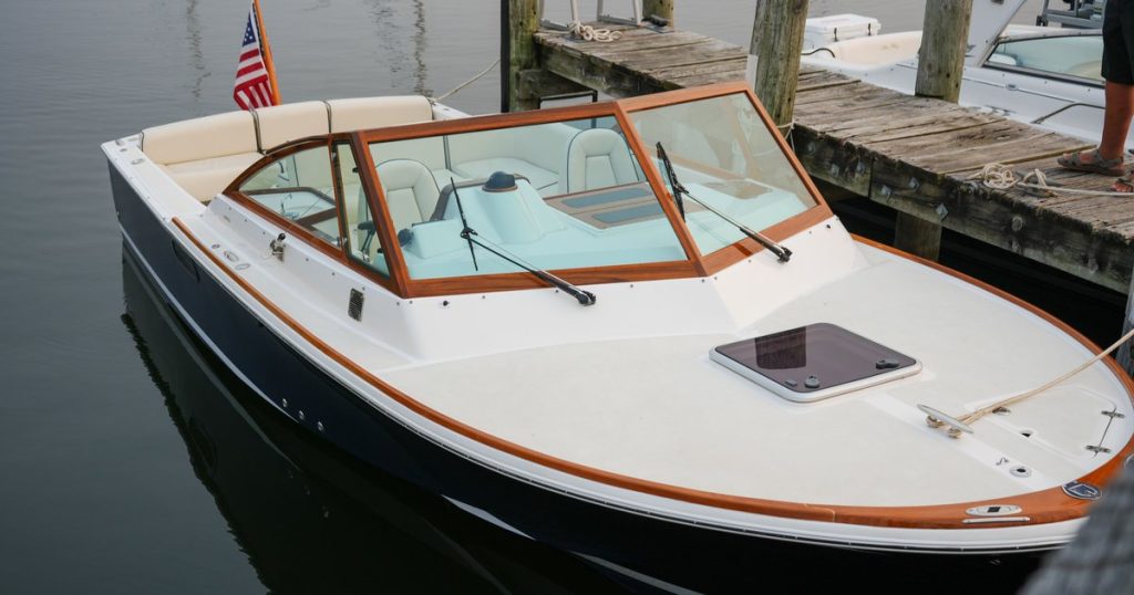 Strakke motorboot afgemeerd in de jachthaven van Charlevoix