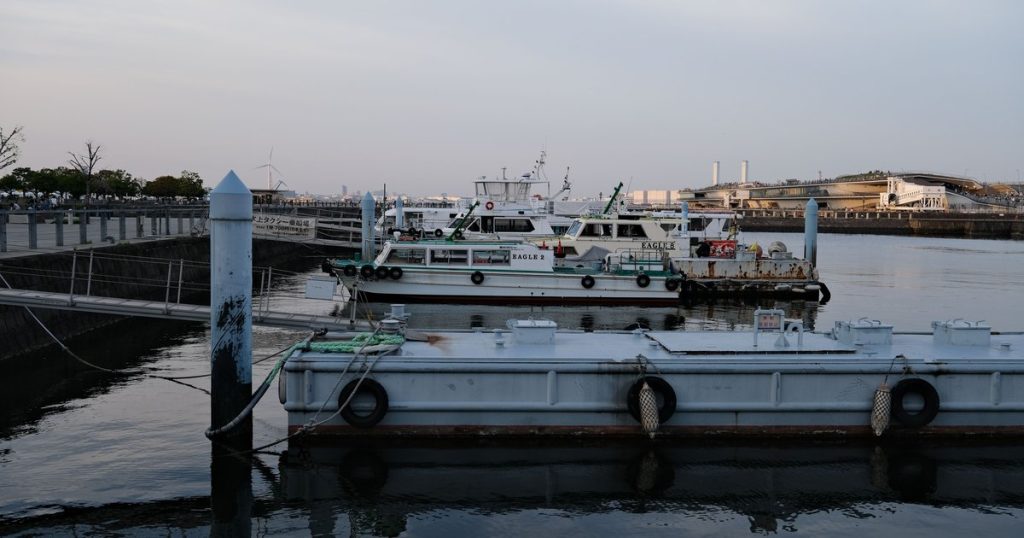Rustig zicht op boten aangemeerd aan de pier in Yokohama, Japan, tijdens de schemering
