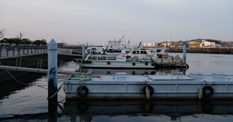 Rustig zicht op boten aangemeerd aan de pier in Yokohama, Japan, tijdens de schemering