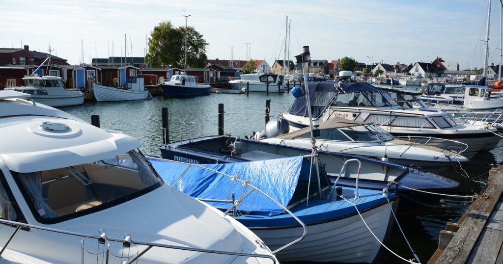 Boten aangemeerd in een jachthaven op een zonnige dag