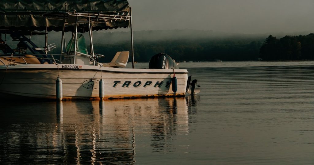 Rustig tafereel van een boot aangemeerd op een kalm meer in Maryland, VS, onder een mistige ochtendlucht.